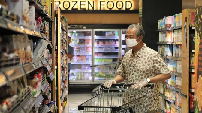 Perdana Menteri Malaysia Muhyiddin Yassin sedang berbelanja di supermarket sambil mendorong troli (Dok.Facebook/Muhyiddin Yassin)