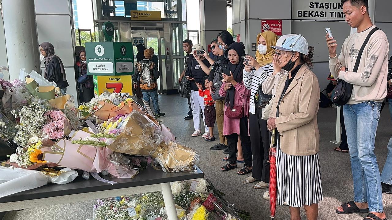 Karangan bunga di Stasiun Bekasi Timur