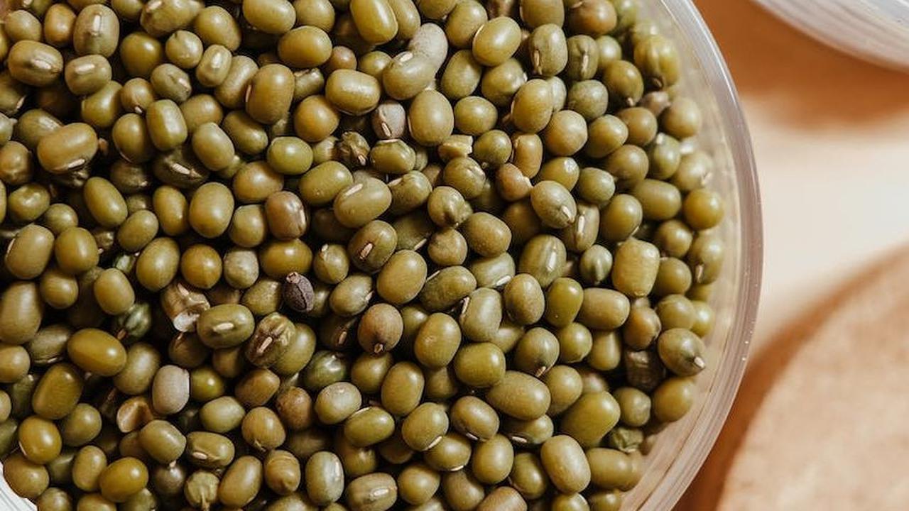Kacang hijau memberikan banyak manfaat kesehatan bagi ibu hamil dan janinnya. Meskipun mitos tentang membuat rambut bayi lebat mungkin tidak sepenuhnya terbukti, konsumsi kacang hijau tetap menjadi pilihan yang baik untuk mencukupi kebutuhan nutrisi selam