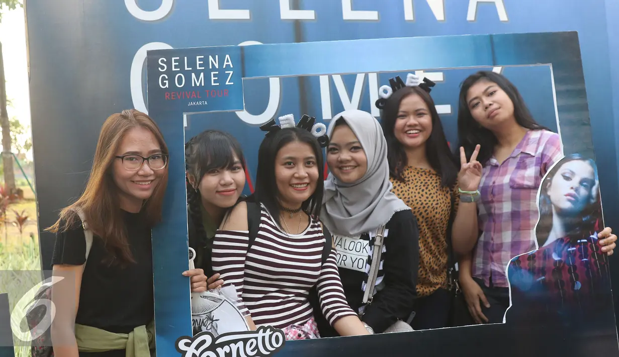 Para penggemar foto bersama sebelum menyaksikan konser Selena Gomez di ICE BSD CITY, Tanggerang, Sabtu (23/7). Selena Gomez menggelar konser yang bertajuk "REVIVAL TOUR" di ICE BSD CITY yang akan di mulai jam 20.00. (Liputan6.com/Herman Zakharia)