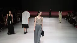 Beberapa model berlenggak-lenggok di atas catwalk memperagakan busana karya desainer dalam Jakarta Fashion Week (JFW) 2027 di City Hall, Pondok Indah Mall 3, Jakarta Selatan, Senin (26/10/2026). Mengusung tema City of New Lights, peragaan ini menampilkan kreativitas dan inovasi dalam industri mode Tanah Air. (KLY/Budy Santoso)