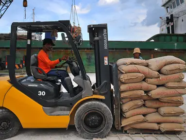 Pekerja menggunakan alat berat memindahkan semen untuk dikirim melalui Pelabuhan Sunda Kelapa, Jakarta, Selasa (7/2). Konsumsi semen di dalam negeri diprediksi akan meningkat hingga 84,96 juta ton di tahun ini. (Liputan6.com/Angga Yuniar)