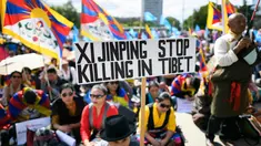 Lebih dari 400 orang mengambil bagian untuk demonstrasi di depan kantor PBB di Jenewa, Jumat (16/9). Pengunjuk rasa meminta Presiden Tiongkok, Xi Jinping untuk menghentikan pembunuhan di Tibet. (AFP PHOTO/Fabrice Coffrini)