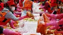 Sejumlah orang membuat Kimchi, hidangan tradisional Korea Selatan, selama Festival Kimchi Seoul di pusat kota Seoul, Jumat (44/11). Kimchi merupakan makanan yang terbuat dari sawi putih atau lobak yang difermentasikan. (REUTERS / Kim Hong-Ji)