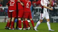 Selebrasi para pemain Bayern Munchen setelah Philipp Lahm mencetak gol ke gawang Ingolstadt di Allianz Arena, Sabtu (12/12/2015) malam WIB. (Reuters/Carl Recine)