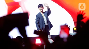 Aktor Korea Selatan, Kim Soo Hyun menyapa penggemar saat menggelar fan meeting di Indonesia Convention Exhibition (ICE), BSD City, Tangerang, Banten, Minggu (14/5/2023). (Liputan6.com/Angga Yuniar)