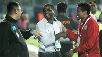 Wanderley Junior menghampiri bench Arema, setelah laga Arema versus Persipura, Minggu (16/7/2017) di Stadion Kanjuruhan, Malang. (Bola.com/Iwan Setiawan)
