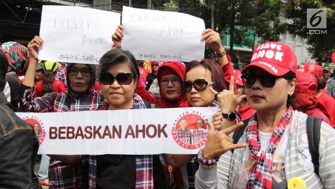 Massa pro Basuki Tjahaja Purnama atau Ahok yang tergabung dalam Komunitas Bangsa Bersatu melakukan aksi di depan PN Jakarta Utara, Senin (26/2). Mereka mendukung peninjauan kembali (PK) dan meminta Ahok dibebaskan. (Liputan6.com/Arya Manggala)