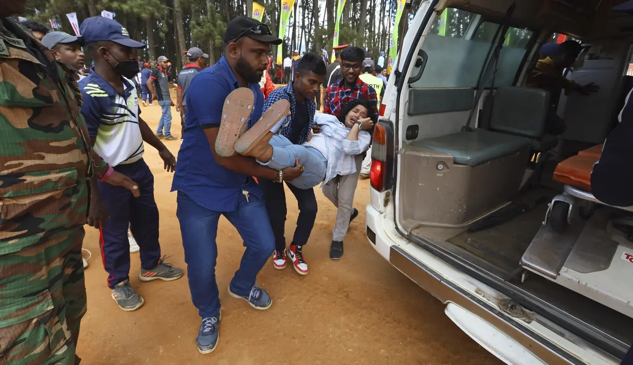 Polisi masih melakukan penyelidikan terkait penyebab kecelakaan. Seluruh ajang perlombaan dihentikan usai kejadian. (AP Photo)