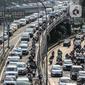 Sejumlah pengendara kendaraan bermotor mengalami kemacetan lalu lintas di Tol Dalam Kota dan Jalan Gatot Subroto Jakarta, Selasa (19/5/2020). Meski masa pembatasan sosial berskala besar (PSBB) masih berlangsung, kemacetan lalu lintas masih terjadi di Ibu Kota. (Liputan6.com/Faizal Fanani)
