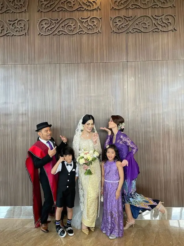 7 Pesona Duma Riris Hadiri Pernikahan Sang Adik, Tampil Anggun Berbalut Kebaya Ungu Karya Intan Avantie