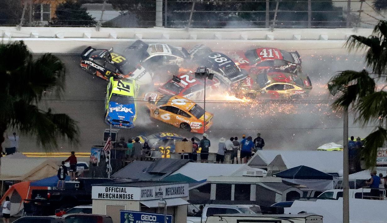 Sejumlah mobil terlibat kecelakaan dalam balapan NASCAR Daytona 500 di Daytona International Speedway, Daytona Beach, Florida, AS, Minggu (17/2). Kecelakaan membuat balapan terhenti cukup lama. (AP Photo/Chris O'Meara)