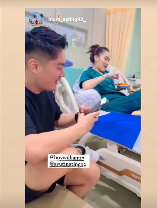 Momen Boy William jenguk Ayu Ting Ting ini diunggah di Story Instagramnya. Ibu Ayu Ting Ting pun juga unggah momen tersebut di Instagramnya. Sudah berbaikan dengan pedangdut kelahiran Depok itu, Boy William akrab dengan ibunda Ayu Ting Ting. Kehadiran Boy William di rumah sakit disambut hangat, kebersamaan Boy William dan keluarga Ayu Ting Ting itu sudah seperti mengenal lama. (Liputan6.com/IG/@ayutingting92)