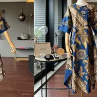 Ilustrasi Midi Dress Batik (Sumber: Meta AI)