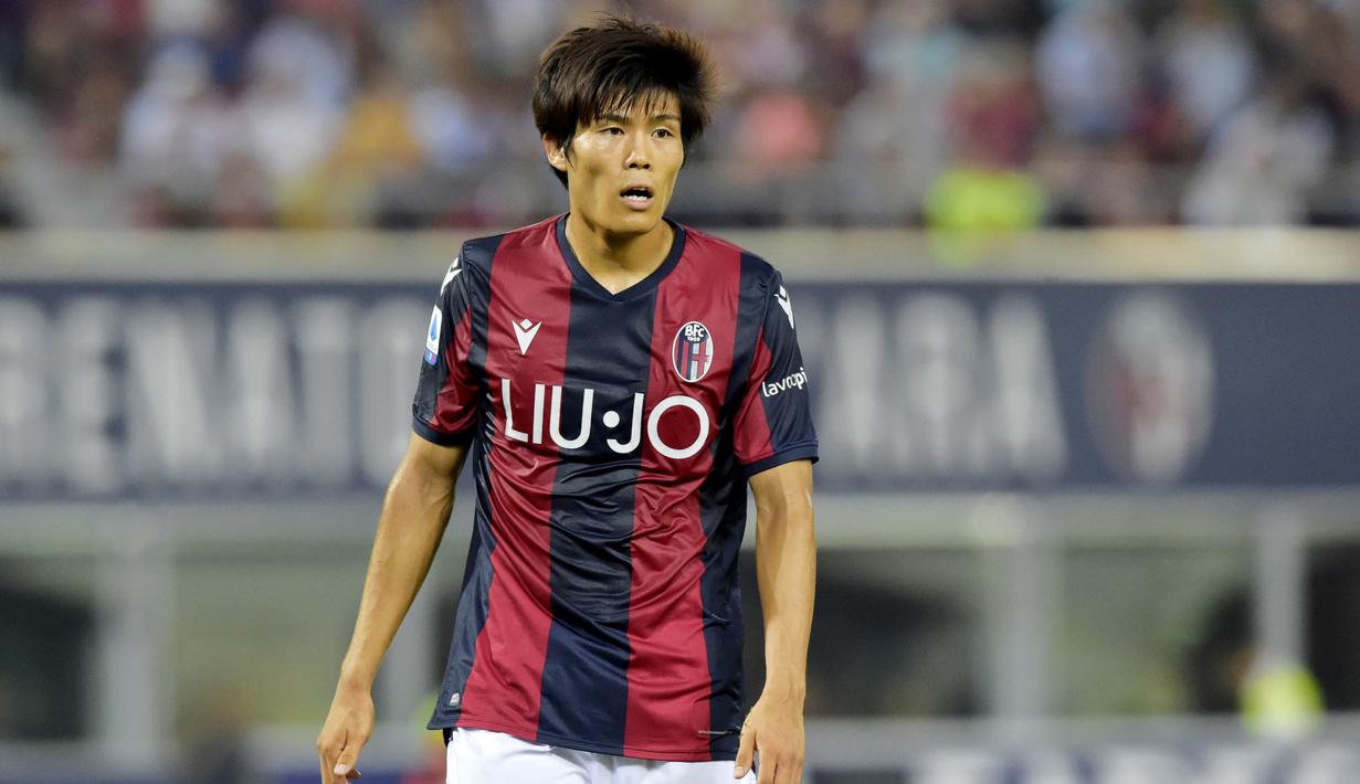 2. Takehiro Tomiyasu (Bologna) - Pemain berusia 22 tahun ini merupakan bek pilihan utama Sinisa Mihajlovic di Bologna. Pemain berpaspor Jepang itu memiliki harga 16,2 juta poundsterling atau sekira Rp315 miliar.  (AP/Marco Vasini)