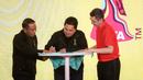 <p>Ketua Umum PSSI, Erick Thohir (tengah) dan Menpora, Zainudin Amali (kiri) menandatangani salah satu merchandise ditemani CEO PT JUARAGA, Mochtar Sarman saat launching merchandise resmi Piala Dunia U-20 2023 di Atrium Mall FX Sudirman, Senayan, Jakarta, Rabu (08/03/2023). (Bola.com/Bagaskara Lazuardi)</p>