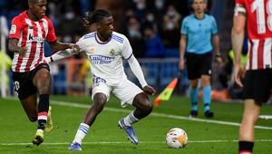 Eduardo Camavinga direkrut Real Madrid sebagai gelandang masa depannya. Bagaimanapun, Los Blancos merupakan gudangnya gelandang top seperti Luka Modric, Toni Kroos, dan Casemiro. Hal itu memaksa pemain 16 tahun tersebut hanya tampil 8 kali pada musim ini. (AFP/Pierre-Philippe Marcou)