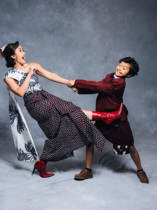 Gaya Unik Foto Keluarga Dwi Sasono dan Widi Mulia, Tampil Hangat dalam Sentuhan Wastra