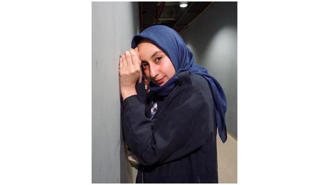 Meski sudah menjadi istri dan seorang ibu, penampilan Avi seakan tak menua. Ia terlihat awet muda dan cantik.