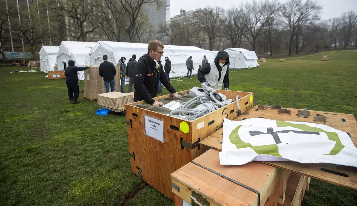 Pekerja Samaritan's Purse membangun rumah sakit lapangan darurat virus corona COVID-19 di Central Park, New York, Amerika Serikat, Minggu (29/3/2020). Rumah sakit lapangan darurat yang dibangun di seberang Rumah Sakit Mount Sinai ini dilengkapi dengan unit pernapasan. (AP Photo/Mary Altaffer)