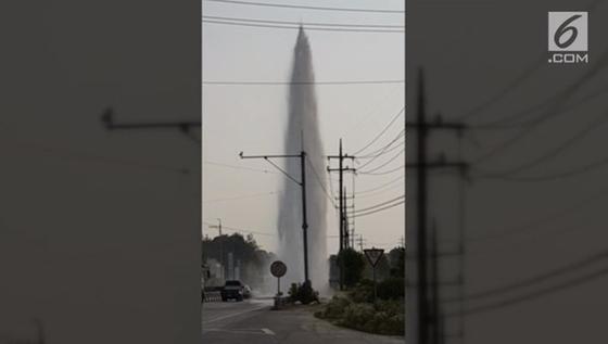 Penampakan Air Mancur di Tengah Jalan Tol