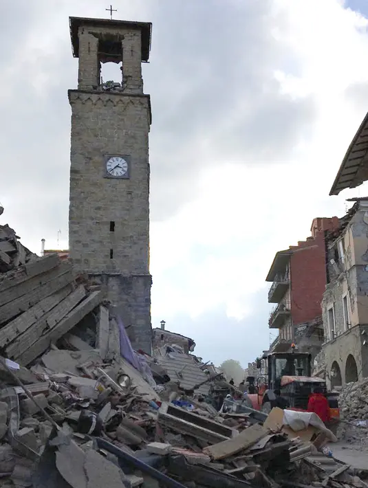 Sebuah bangunan yang runtuh akibat gempa dengan kekuatan 6,2 SR yang menghantam kota Amatrice, Italia tengah, (24/8). Gempa menyebabkan kerusakan besar dan getarannya membuat panik penduduk yang sedang tertidur. (REUTERS/Emiliano Grillotti)