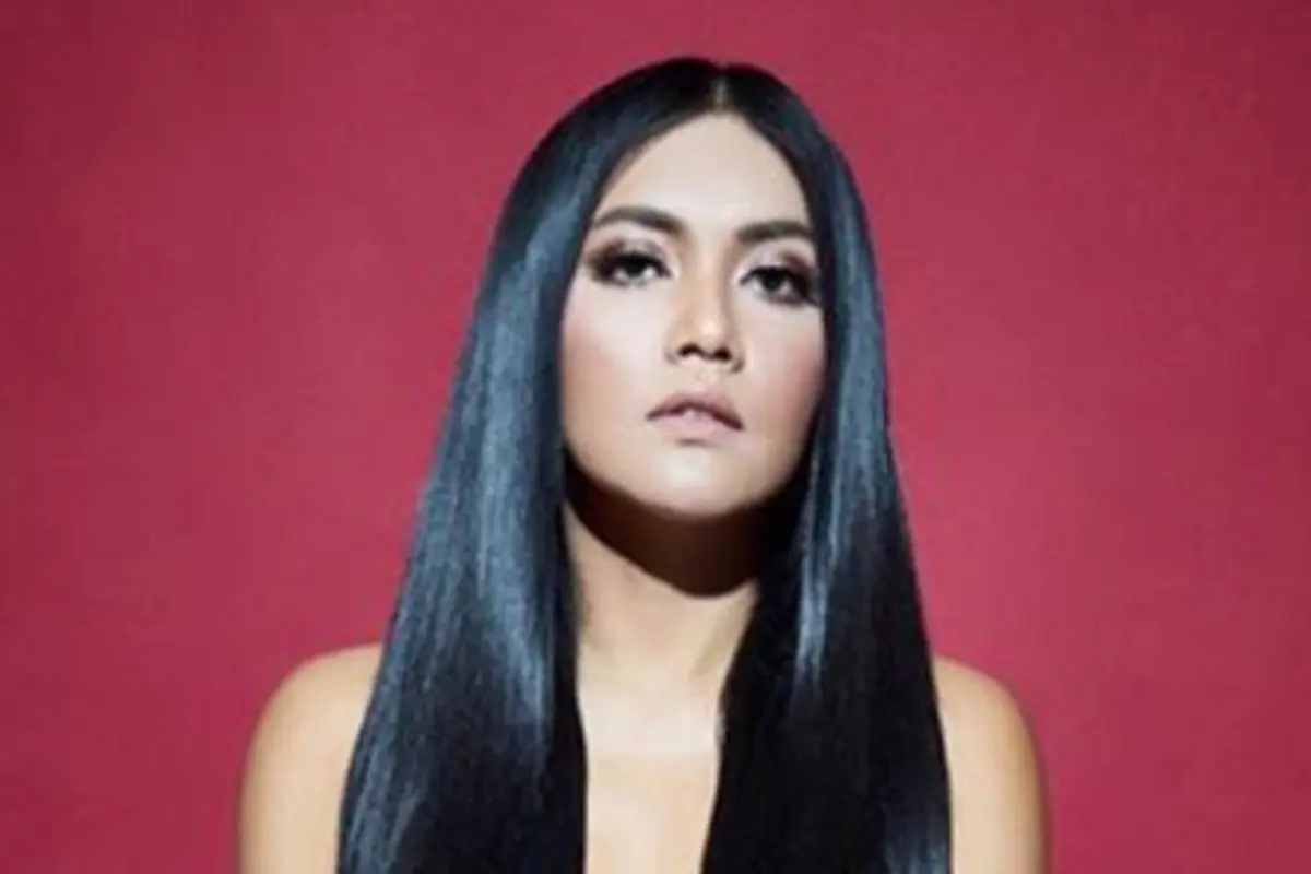 Miliki Penampilan Berbeda, Ini Loh Gaya Makeup Denada Sekarang