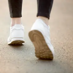 10.000 langkah seringkali dianggap sebagai standar, namun menurut para ahli jumlah langkah saja belum tentu cukup untuk menggambarkan kondisi kebugaran tubuh. [Dok/freepik.com/yanalya]