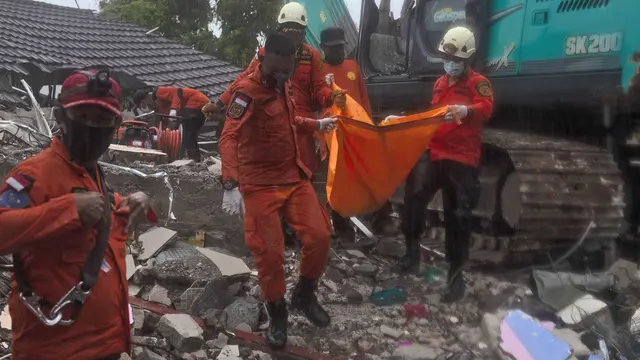 Proses Pencarian Korban Gempa Mamuju di Reruntuhan