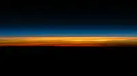 Penampakan Menakjubkan Planet Manusia dari Ketinggian 400 Km 
