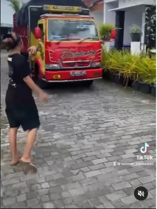 Soimah dengan celana pendek dan kaus warna senada asyik memarkirkan dua mobil truk yang akan ke luar perkarangan. (Foto: Instagram/@showimah)