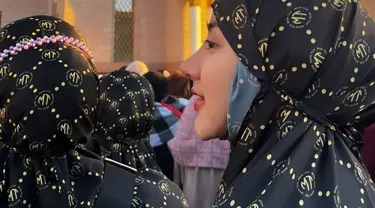 Pujian datang dari sebagian netizen yang menyebut bahwa penampilan Ghea dengan hijab membuatnya terlihat makin anggun. Beberapa dari mereka bahkan berharap agar Ghea tetap mempertahankan gaya berpakaian tersebut setelah kembali. (Liputan6.com/IG/@gheayoubi)