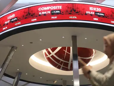 Pengunjung beraktivitas di depan layar monitor Indeks Harga Saham Gabungan (IHSG) di Bursa Efek Indonesia, Jakarta, Rabu (19/3/2025). (Liputan6.com/Angga Yuniar)