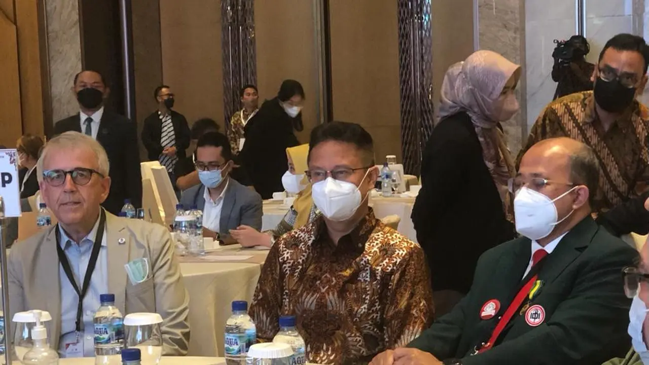 Menteri Kesehatan Budi Gunadi Sadikin (tengah)