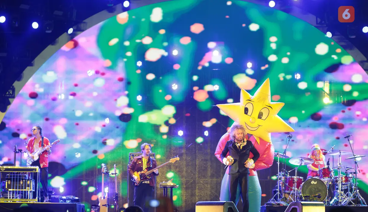 Vokalis The Flaming Lips, Wayne Coyne, tampil atraktif dan penuh warna saat menghibur penonton LaLaLa Festival 2026 di JIExpo Kemayoran, Jakarta. Aksi panggungnya menggunakan balon plastik raksasa menjadi salah satu momen spektakuler yang mencuri perhatian dan membuat suasana festival semakin meriah. (KLY/Budy Santoso)