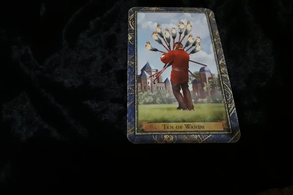 Ten of Wands, kartu yang terbuka dalam Tarot Hari Ini, Kamis, 23 Agustus 2018. (Foto: Elisabet Kusumodewi)