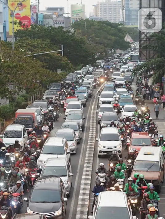 Kendaraan terjebak kemacetan di Jalan Margonda Raya, Depok, Jawa Barat, Sabtu (26/10/2019). Tingginya volume kendaraan menyebabkan jalan utama di Kota Depok tersebut tetap mengalami kemacetan, meski pengoperasian Jalan Tol Cijago Seksi II telah dilakukan. (Liputan6.com/Immanuel Antonius)