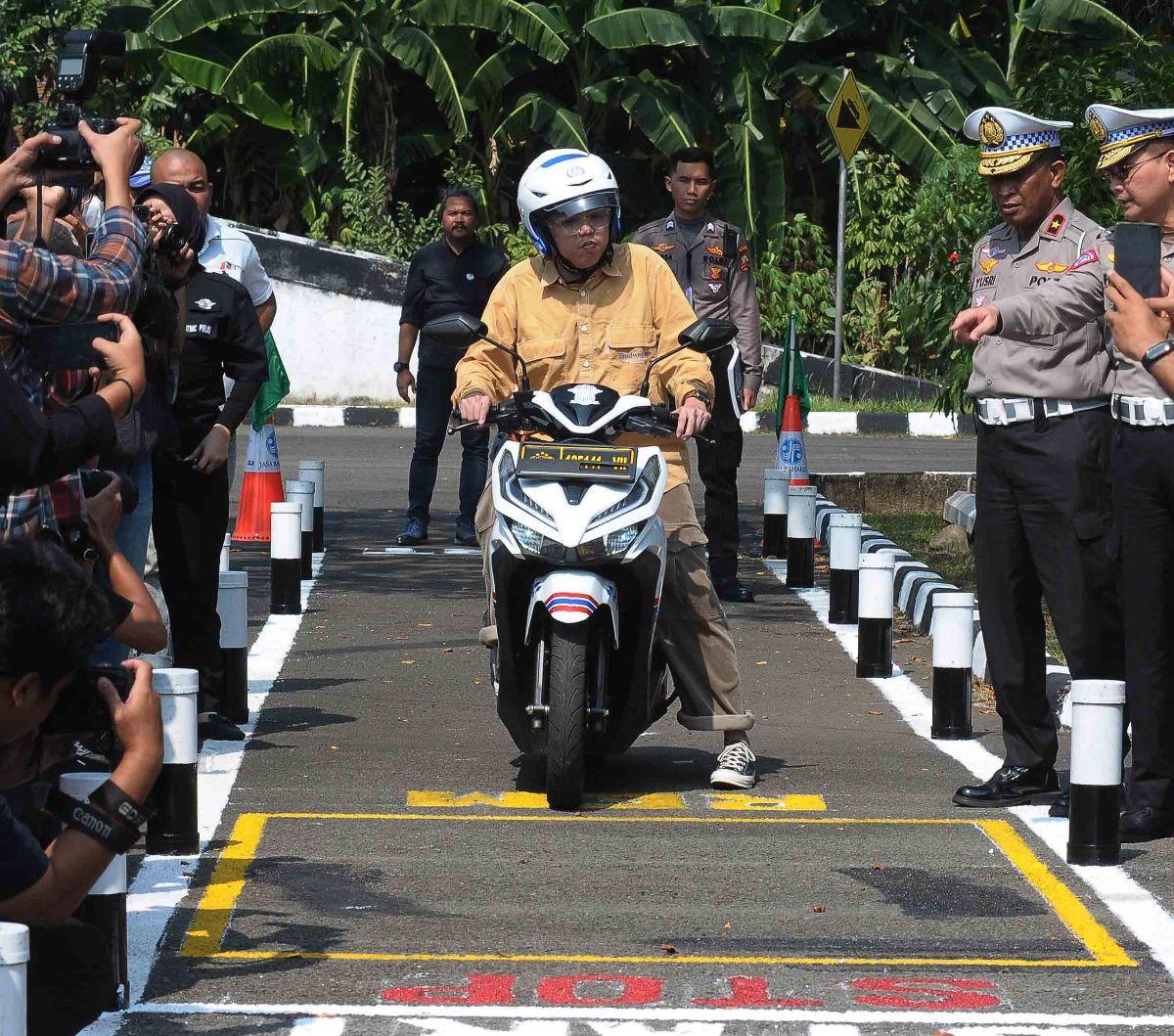 Sebagai informasi, lintasan baru ujian praktik SIM C akan diterapkan pada Senin mendatang. Polri telah menghilangkan jalur angka 8 dan zigzag yang dinilai begitu sulit. Terobosan yang baru itu pun terbilang mudah.