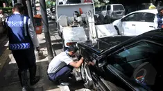 Petugas Dishub memasang alat derek pada kendaraan yang parkir liar di kawasan Cikini, Jakarta, Selasa (28/4/2015). Masih banyak mobil pribadi yang parkir disembarang tempat.(Liputan6.com/JohanTallo)