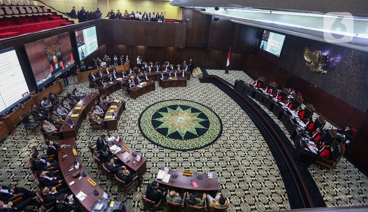 Suasana sidang putusan perkara Perselisihan Hasil Pemilihan Umum (PHPU) atau putusan sidang sengketa Pilpres 2024 di Mahkamah Konstitusi (MK), Senin (22/4/2024). (Liputan6.com/Angga Yuniar)