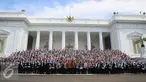Presiden Joko Widodo berfoto bersama dengan kepala sekolah penerima Anugerah Integritas Ujian Nasional di Istana Merdeka, Jakarta (21/12). Sebanyak 503 kepala sekolah penerima Anugerah Integritas hadir silaturahmi ke Presiden. (Liputan6.com/Faizal Fanani)