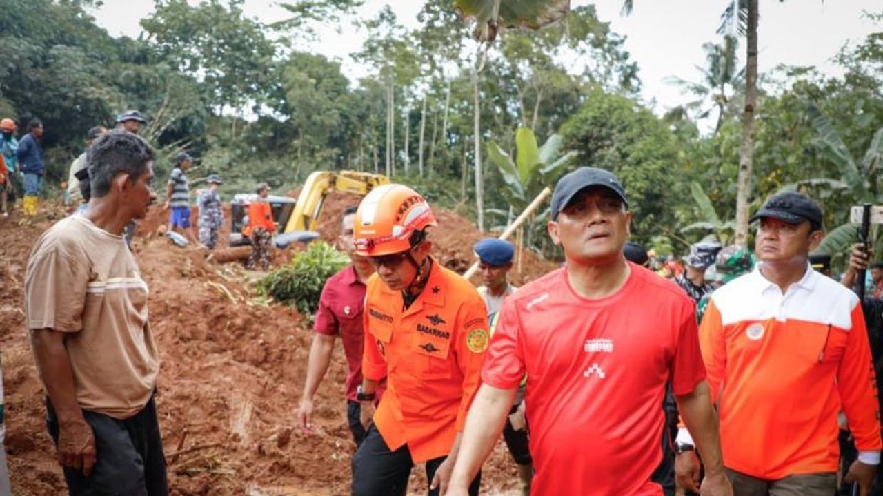 Gubernur Jateng Instruksikan Percepatan Penanganan Longsor Cilacap, Libatkan Ribuan Relawan dan Alat Berat