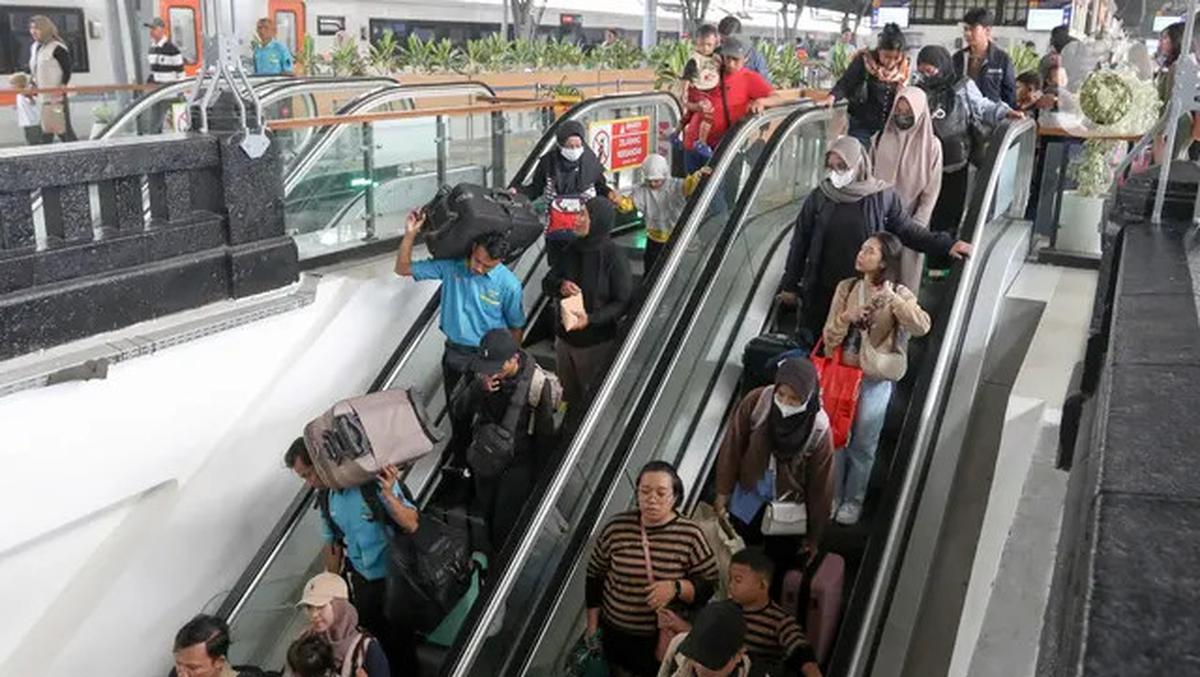 Arus Balik Lebaran 2025, Pemudik Pengguna KAJJ Padati Stasiun Pasar Senen Jakarta