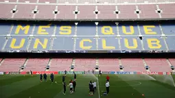 Suasana saat para pemain Manchester United (MU) berlatih bersama jelang menghadapi Barcelona pada leg kedua babak perempat final Liga Champions 2018/19 di Stadion Camp Nou, Barcelona, Senin (15/4). (Reuters/Carl Recine)