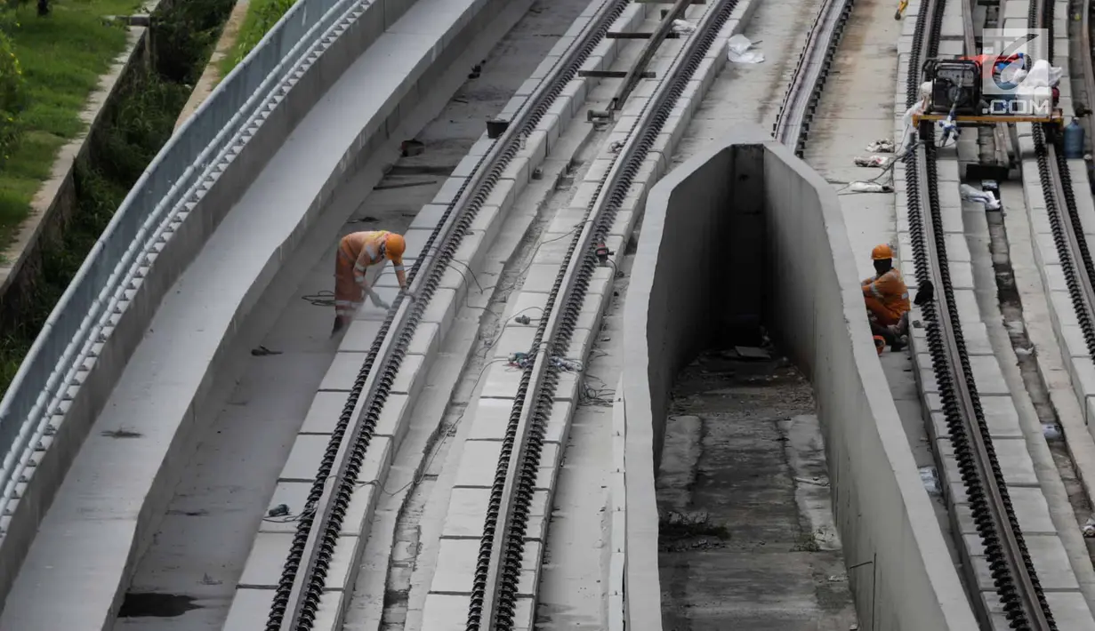 Pekerja melakukan pengerjaan proyek LRT Jabodebek, Jakarta, Selasa (12/3). Kereta LRT Jabodebek untuk rute Cawang-Cibubur akan diuji coba Juni 2019 dan saat ini proses pengerjaan untuk rute tersebut sudah mencapai 78,455%. (Liputan6.com/Faizal Fanani)