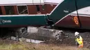 Salah satu gerbong kereta Amtrak yang path setelah kecelakaan di Interstate di DuPont, Washington, AS (18/12). Gerbong-gerbong kereta jatuh dari jembatan ke jalan raya. (Joshua Bessex/The News Tribune via AP)