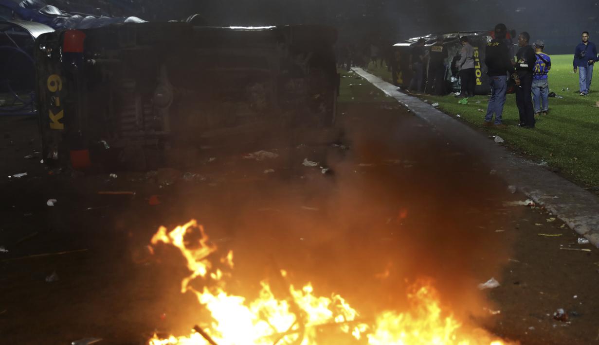 Situasi yang tidak kondusif memaksa petugas keamanan untuk bertindak. Alhasil, kericuhan dan kepanikan terjadi, terutama di area tribune Stadion Kanjuruhan. (AP/Yudha Prabowo)