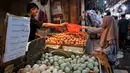 Sejumlah komoditas tercatat menjadi pendorong utama inflasi Jakarta pada Juni 2025 lalu. Di antaranya adalah tarif angkutan udara yang menyumbang andil terbesar sebesar 0,06 persen, disusul oleh daging ayam ras dan tomat masing-masing sebesar 0,02 persen. (Liputan6.com/Angga Yuniar)