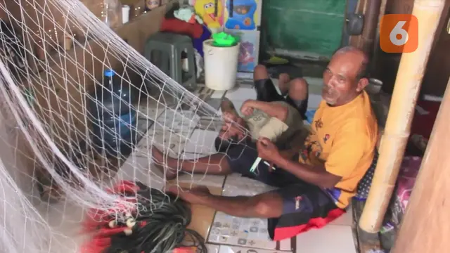 Nelayan Pelabuhanratu hanya bisa meratapi nasib anaknya yang menderita disabilitas intelektual. Di tengah kondisi sulitnya mencari ikan di teluk pantai (Liputan6.com/Fira Syahrin)