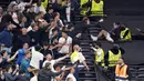 Suporter Tottenham Hotspur terlibat bentrokan dengan fans Marseille pada laga Liga Champions di Stadion Tottenham Hotspur, London, Kamis (8/9/2022). (Andrew Matthews/PA via AP)